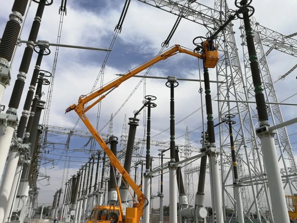 今年新疆lol比赛赌注平台首个超高压电网工程投运 疆电外送通道电力输送能力进一步提升