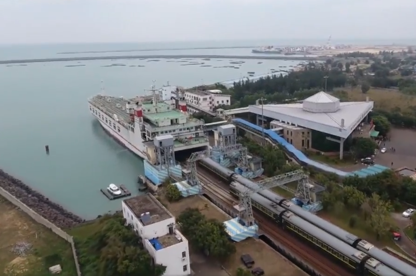 lol比赛赌注平台:中国又一条跨海铁路建在一个轮渡上，火车在中国接海。
